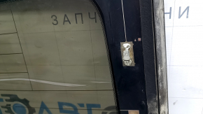 Luneta unui Mazda 3 19-26 4D fabricată în Japonia are o nuanță umflată.