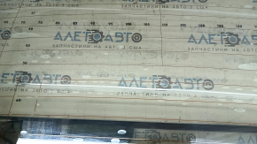Luneta unui Mazda 3 19-26 4D fabricată în Japonia are o nuanță umflată.
