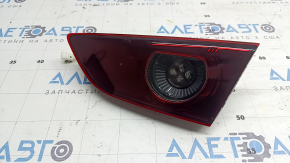 Lampă portbagaj dreapta pentru Mazda 3 19-22 4d tip 1, lustruită, fragment de sticlă lipsă