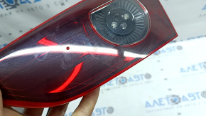 Lampă portbagaj dreapta pentru Mazda 3 19-22 4d tip 1, lustruită, fragment de sticlă lipsă