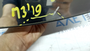 Oglinda interioară a modelului Mazda 3 19-22 este neagră și goală, cu amalgam care se exfoliază.