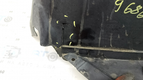 Căptușeală aripă stânga față, partea din față a unui Audi A4 B9 17-25, crăpături, suport rupt