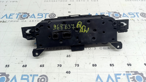 Mazda 3 19-21 Climatizare automată, zgârieturi pe ecran