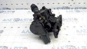 Корпус термостата Audi A4 B9 17-25 2.0T отсутствует болт, заломан болт, скол