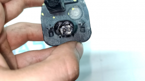 Modulul de iluminare prag dreapta al unui BMW 3 G20 19-26 are un suport defect.