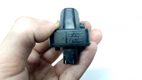 Modulul de iluminare prag dreapta al unui BMW 3 G20 19-26 are un suport defect.