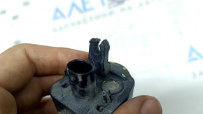 Modulul de iluminare prag dreapta al unui BMW 3 G20 19-26 are un suport defect.