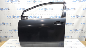 Ușa stângă față a unui Toyota Prius 50 19-22 este goală și are un colț îndoit.