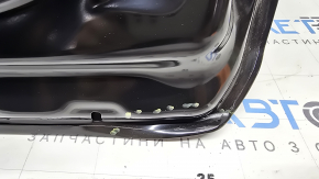 Ușa stângă față a unui Toyota Prius 50 19-22 este goală și are un colț îndoit.