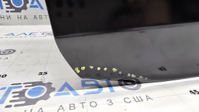 Ușa stângă față a unui Toyota Prius 50 19-22 este goală și are un colț îndoit.