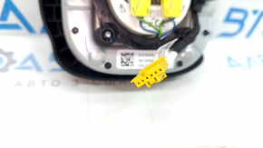 Airbag-ul lateral al șoferului la Jeep Compass 22-26 este negru și are o clapetă ruginită.