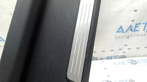 Prag interior spate dreapta negru Volvo XC90 16-23 cu inserție cromată, zgârieturi