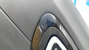 Обшивка двери карточка задняя правая Jeep Compass 22-26 черная, подлокотник кожа серая с коричневой строчкой, с ручкой, царапины на накладке