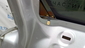 Hayon gol cu geam pentru un Volvo XC90, fabricat în 2016-22, culoare argintiu 711, cu eleron, stop, timonerie ștergătoare, bandă de iluminare și încuietoare și un eleron uzat.