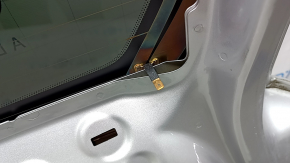 Hayon gol cu geam pentru un Volvo XC90, fabricat în 2016-22, culoare argintiu 711, cu eleron, stop, timonerie ștergătoare, bandă de iluminare și încuietoare și un eleron uzat.