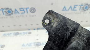 Protecția arcului frontal dreapta al mașinii Mazda 3 19-26 este uzată și ruptă.