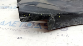 Protecția arcului frontal dreapta al mașinii Mazda 3 19-26 este uzată și ruptă.