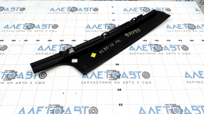 Panoul ornamental al ușii laterale dreapta față a unui Volvo XC90 16-26 este uzat.