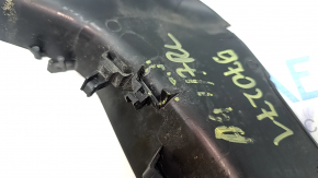 Carcasa farului exterior stânga pentru un Audi A4 B9 17-19 are un suport defect.