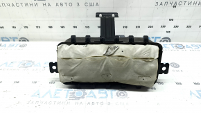 Airbag-ul pasagerului din bordul unui Kia Sportage 23-25 are o clapetă ruginită.