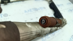 Airbag-ul cortină lateral stânga de la un Kia Sportage 2023-2026 este acoperit de funingine și are o valvă ruginită.