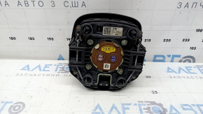 Airbag-ul volanului șoferului de la Kia Sportage 23-25 este negru, topit și are un piston ruginit.
