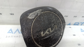 Airbag-ul volanului șoferului de la Kia Sportage 23-25 este negru, topit și are un piston ruginit.
