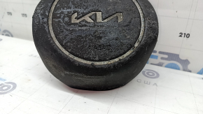 Airbag-ul volanului șoferului de la Kia Sportage 23-25 este negru, topit și are un piston ruginit.