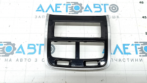 Накладка центральной консоли задняя верхняя Volvo XC60 18-26 под обдув заднего ряда и управление климатом, черный глянец с хромом, царапины, трещины в креплениях
