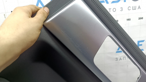 Panou ușă spate dreapta Hyundai Santa Fe 24-26, gri, cotieră și inserție gri deschis, ornament cromat, zgârieturi pe ornament, gata de curățare chimică