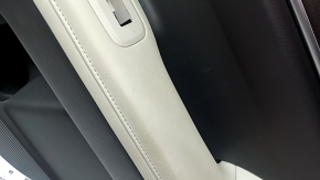 Panou ușă spate dreapta Hyundai Santa Fe 24-26, gri, cotieră și inserție gri deschis, ornament cromat, zgârieturi pe ornament, gata de curățare chimică