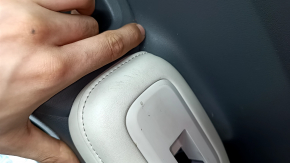Panou ușă spate dreapta Hyundai Santa Fe 24-26, gri, cotieră și inserție gri deschis, ornament cromat, zgârieturi pe ornament, gata de curățare chimică