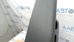 Обшивка двери карточка задняя левая Hyundai Santa Fe 24-26 серая, подлокотник и вставка светло-серый, молдинг хром, тычки, вмятинки, царапины на молдинге, потерта