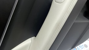 Обшивка двери карточка задняя левая Hyundai Santa Fe 24-26 серая, подлокотник и вставка светло-серый, молдинг хром, тычки, вмятинки, царапины на молдинге, потерта