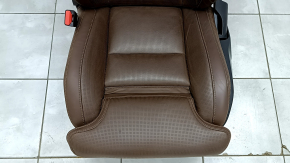 Scaun șofer Volvo XC60 22-26 cu airbag, electric, încălzit, ventilat, piele Nappa maro cu perforații și suport pentru genunchi, încrețită