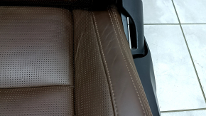 Scaun șofer Volvo XC60 22-26 cu airbag, electric, încălzit, ventilat, piele Nappa maro cu perforații și suport pentru genunchi, încrețită