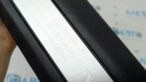 Prag ușă stânga față negru Volvo XC60 18-26 cu inserție cromată, zgârieturi, necesită curățare
