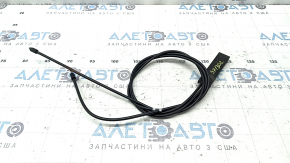 Izolația cablului de deblocare a capotei față a unui Volvo XC90 16-26 s-a uscat.