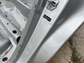 Aripă spate stânga Volvo XC90 16-26 pe caroserie, argintiu, prag îndoit, denivelări la apus