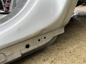 Aripă spate stânga Volvo XC90 16-26 pe caroserie, argintiu, prag îndoit, denivelări la apus