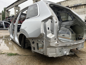 Aripă spate stânga Volvo XC90 16-26 pe caroserie, argintiu, prag îndoit, denivelări la apus
