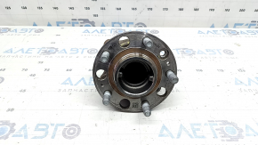Butuc spate stânga Hyundai Santa Fe 24-26 FWD
