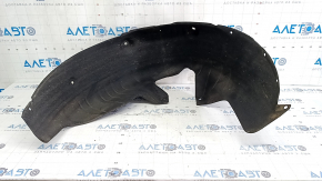 Căptușeala aripii spate stânga a unui Kia Sportage 23-26 are un element de fixare rupt.