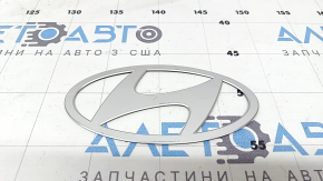 Эмблема логотип двери багажника Hyundai Santa Fe 24-26 серая, царапина, полез лак