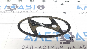 Эмблема логотип двери багажника Hyundai Santa Fe 24-26 серая, царапина, полез лак
