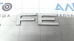 Эмблема надпись Santa Fe двери багажника Hyundai Santa Fe 24-26 серая, погнута