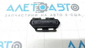 Emblema cu inscripția „quattro” pe grila radiatorului Audi A5 F5 20-25 nisip