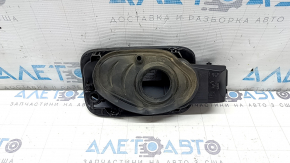 Carcasa clapetei de alimentare cu combustibil a modelului Audi A5 F5 18-25 5D are o garnitură ruptă.