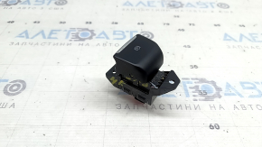 Butonul frânei de mână de la un Ford Fusion mk5 17-20 s-a slăbit, iar cromul este umflat.