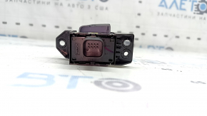 Butonul frânei de mână de la un Ford Fusion mk5 17-20 s-a slăbit, iar cromul este umflat.